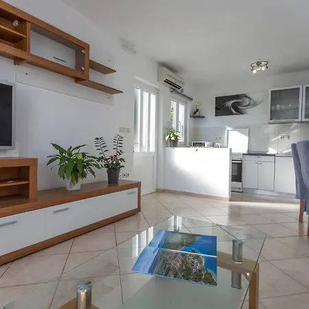 Lucy Apartment *