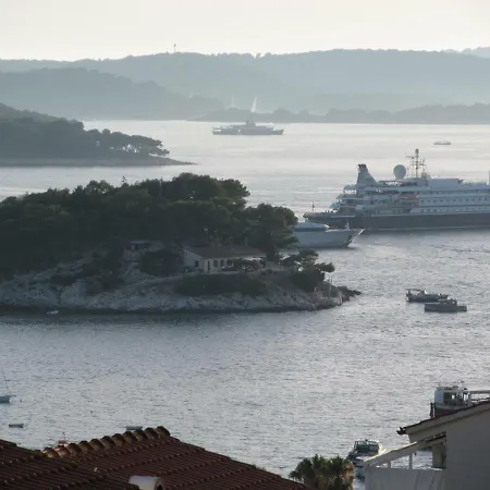 Lucy 아파트 흐바르